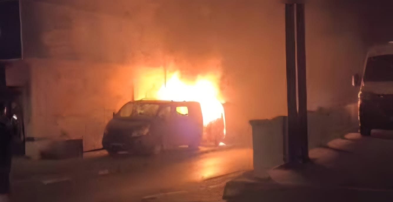 Alevler Geceyi Aydınlattı: Park Halindeki Minibüs Kül Oldu, Yangın Yanındaki Araca Sıçradı