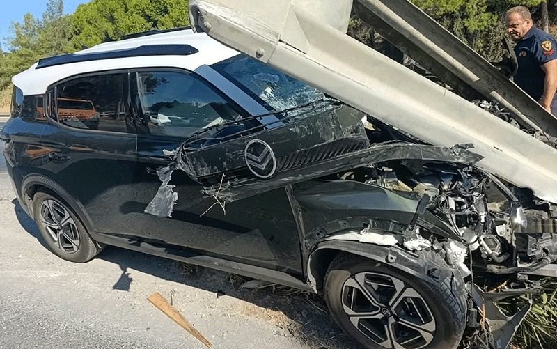 Söke-Aydın yolunda feci kaza: Otomobil bariyere çarptı, sürücü yaralandı
