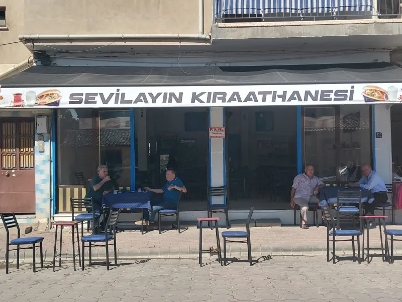 SEVİLAY’IN KIRAATHANESİ YOLCULARIN VE MAHALLENİN YENİ BULUŞMA NOKTASI