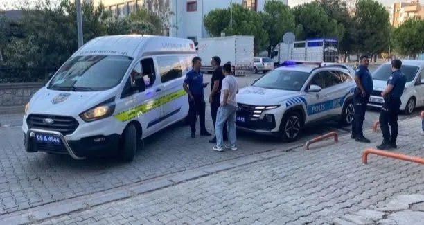 OKUL ÖNÜNDEKİ ARAÇTA POMPALI TÜFEK BULUNDU