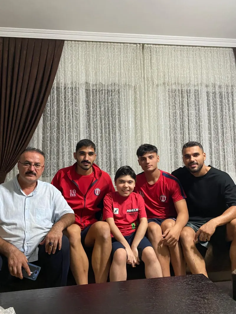 Futbolcularımızdan DMD Savaşçısı Mert’e Anlamlı Ziyaret ❤️💙