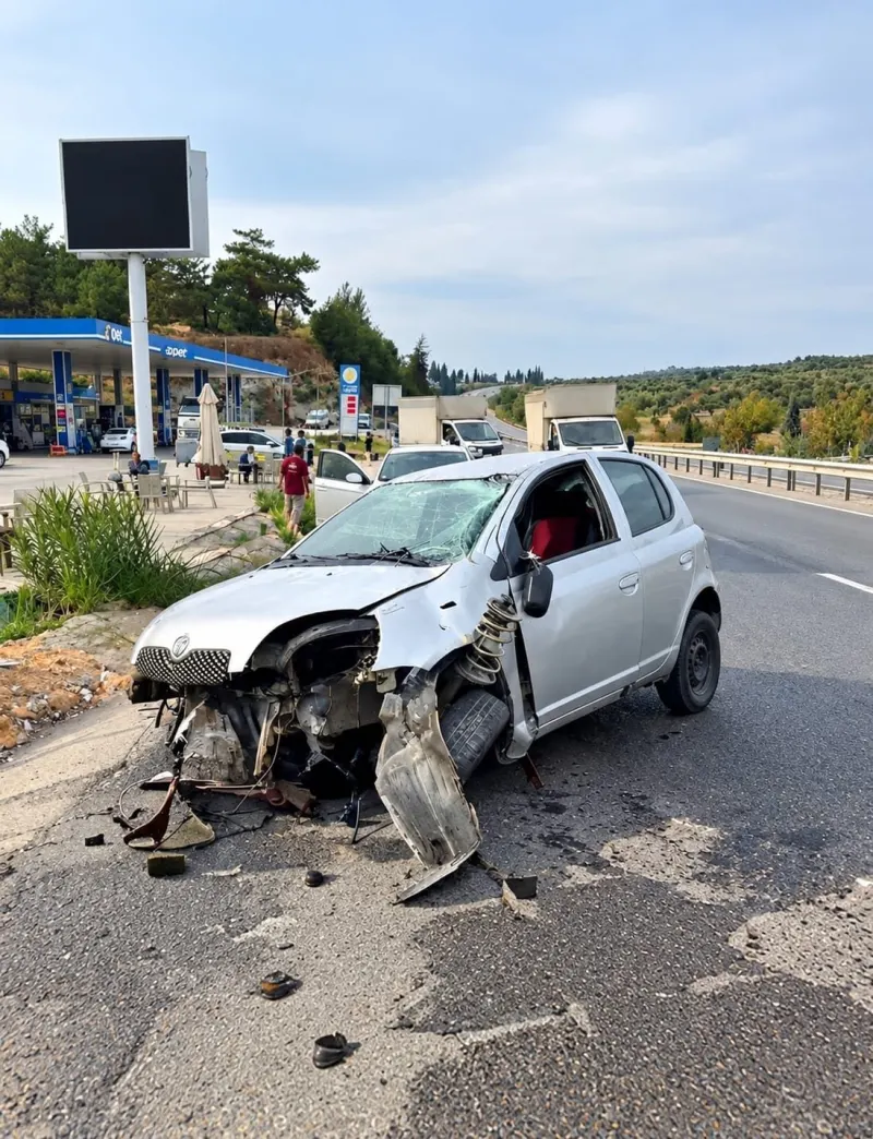 KUŞADASI-SÖKE YOLUNDA KORKUTAN KAZA: OTOMOBİL İSTİNAT DUVARINA ÇARPTI, 3 KİŞİ YARALANDI