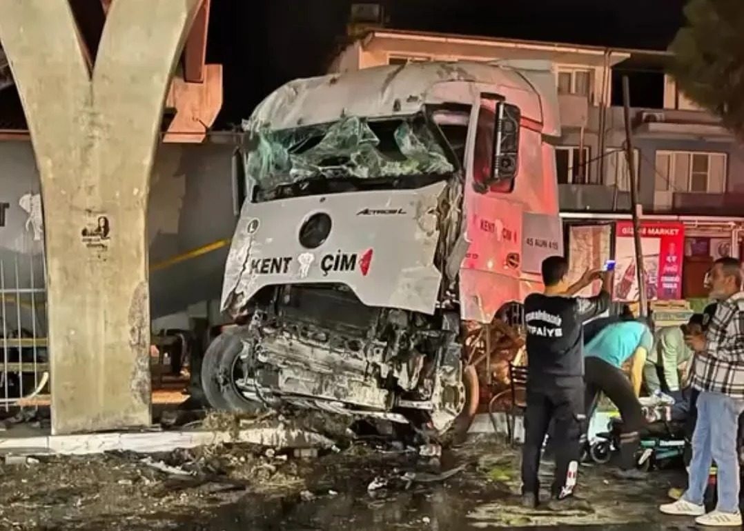 TIR ÜST GEÇİDE ÇARPTI, FACİANIN EŞİĞİNDEN DÖNÜLDÜ