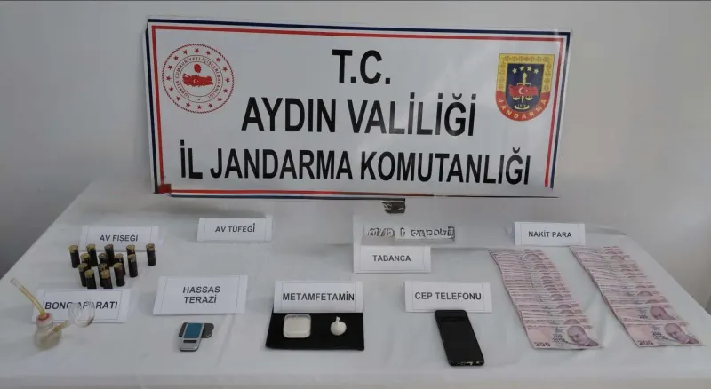 Kuşadası'nda uyuşturucu operasyonu: Metamfetamin, 5 silah ve nakit para ele geçirildi