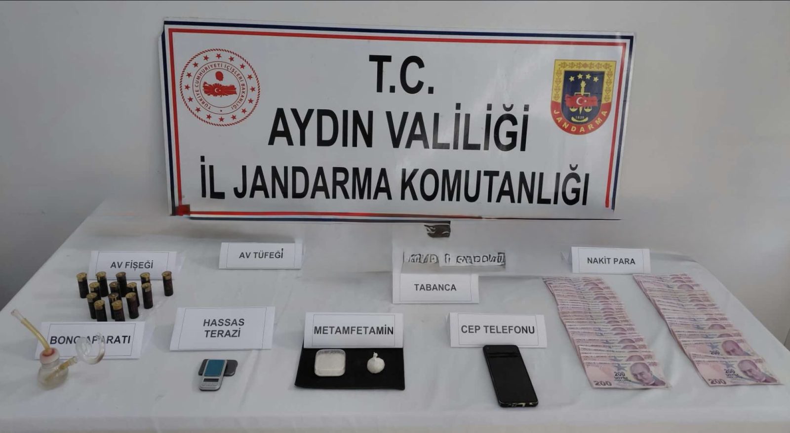 Kuşadası'nda uyuşturucu operasyonu: Metamfetamin, 5 silah ve nakit para ele geçirildi