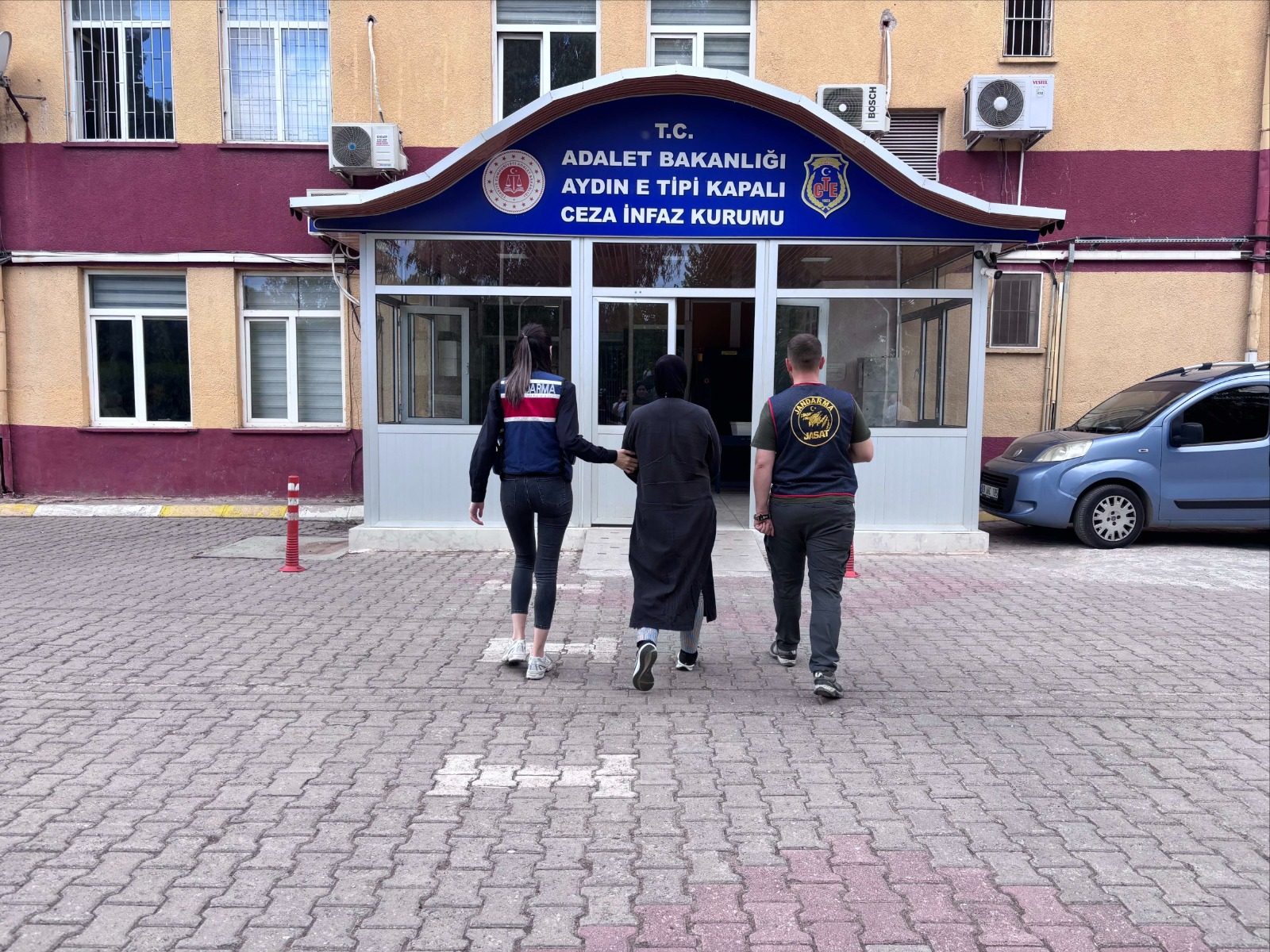 EFELER'DE 10 YIL HAPİS CEZASI BULUNAN HÜKÜMLÜ JANDARMADAN KAÇAMADI
