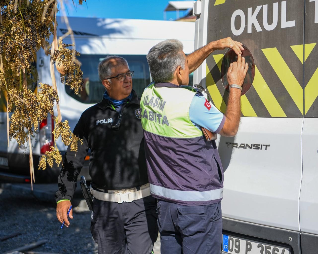 KUŞADASI’NDA OKUL SERVİSLERİ SIKI DENETİMDEN GEÇİRİLDİ