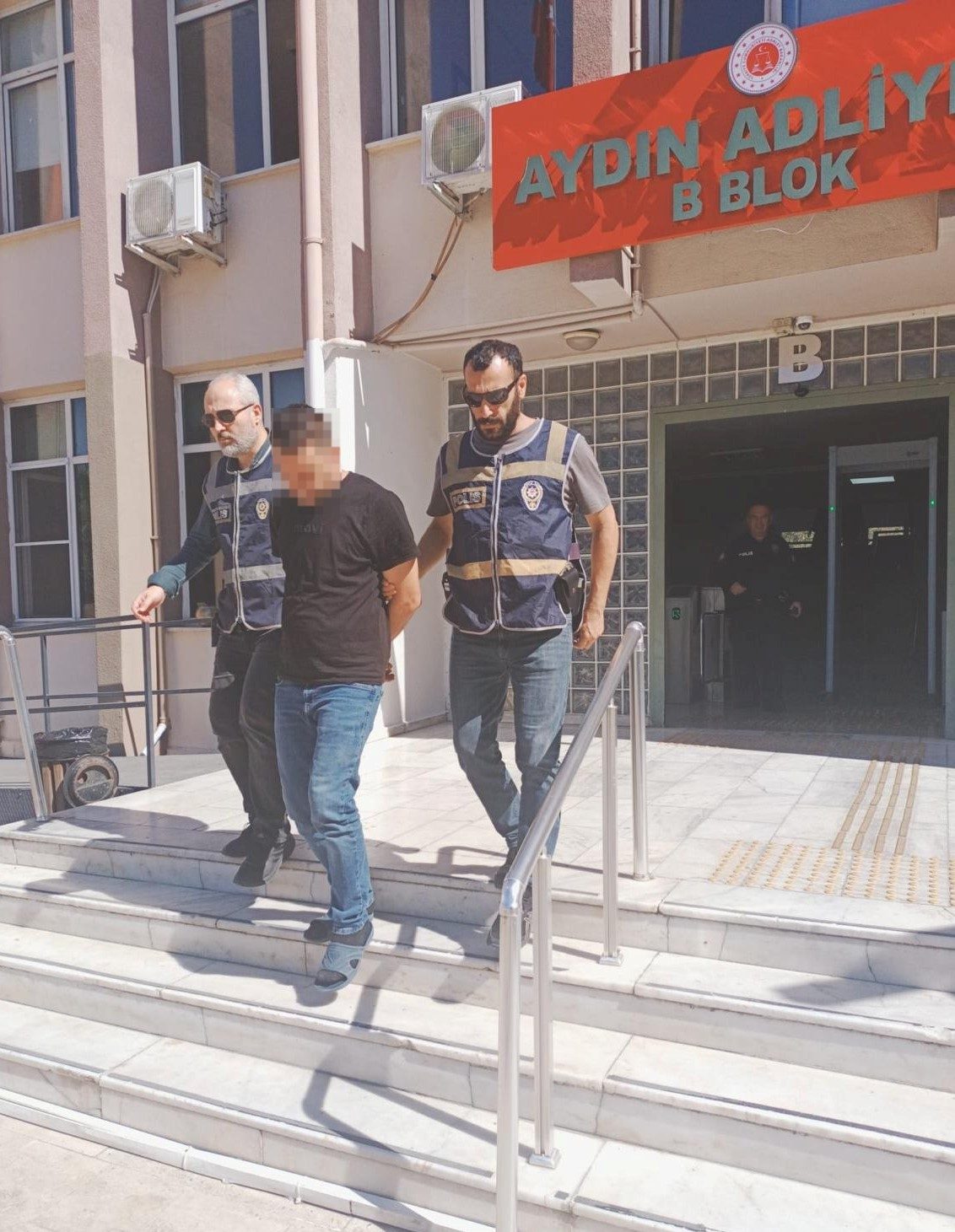 AYDIN’DA UZAKLAŞTIRMA KARARINA RAĞMEN EŞİNİN EVİNE GİRDİ! BOĞAZINI SIKARKEN POLİS MÜDAHALE ETTİ