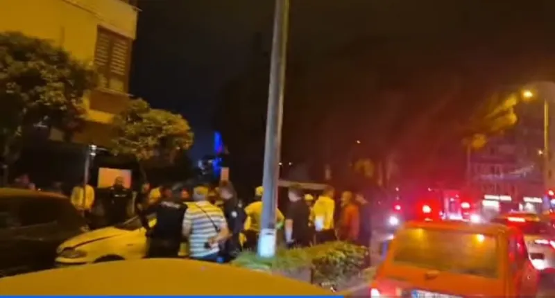 RAMAZAN PAŞA CAMİİ ÖNÜNDE HAREKETLİ DAKİKALAR! ARAÇ PARK HALİNDEKİ OTOMOBİLLERE ÇARPTI