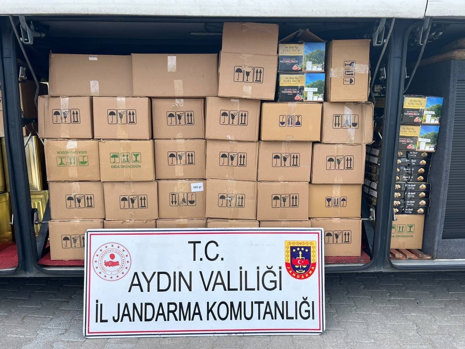 KÖŞK’TE OTOBÜSTEN 2,4 MİLYON TL’LİK KAÇAK İNCİR ÇIKTI
