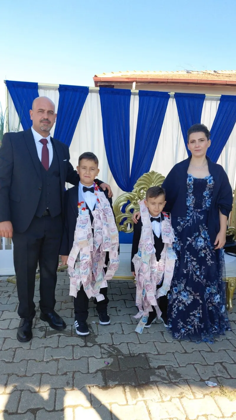 ÇEKER AİLESİNİN MUTLU GÜNÜ! ÇAĞAN VE AHMET ÇEKER KARDEŞLER ERKEKLİĞE İLK ADIMI ATTI