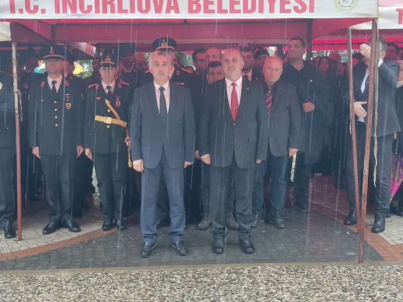 İNCİRLİOVA’DA CUMHURİYET BAYRAMI TÖRENİ SAĞANAK ALTINDA GERÇEKLEŞTİRİLDİ