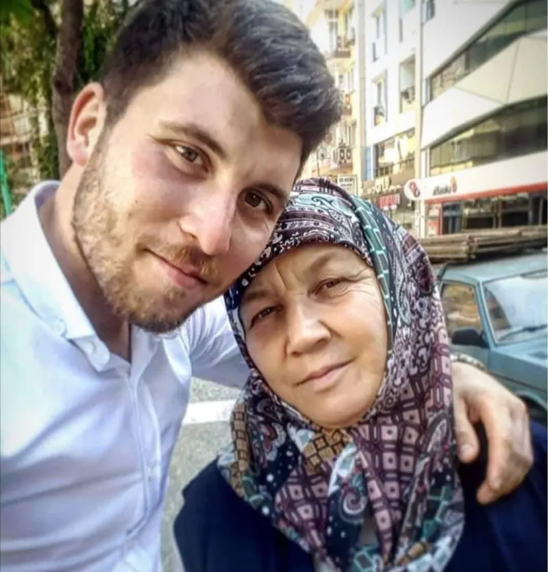 GAZETECİ KAZIM EREN ACER’İN ACI GÜNÜ! ANNESİ GÜLÜMSER ÖZHAVUTÇU VEFAT ETTİ