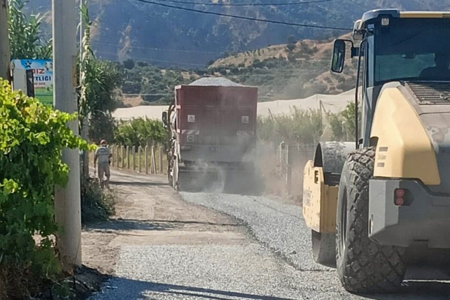 UMURLU’DA ASFALTLAMA ÇALIŞMALARI DEVAM EDİYOR