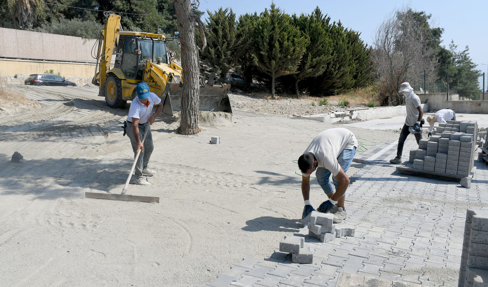 KUŞADASI’NDA HİZMET SEFERBERLİĞİ TAKDİR TOPLUYOR