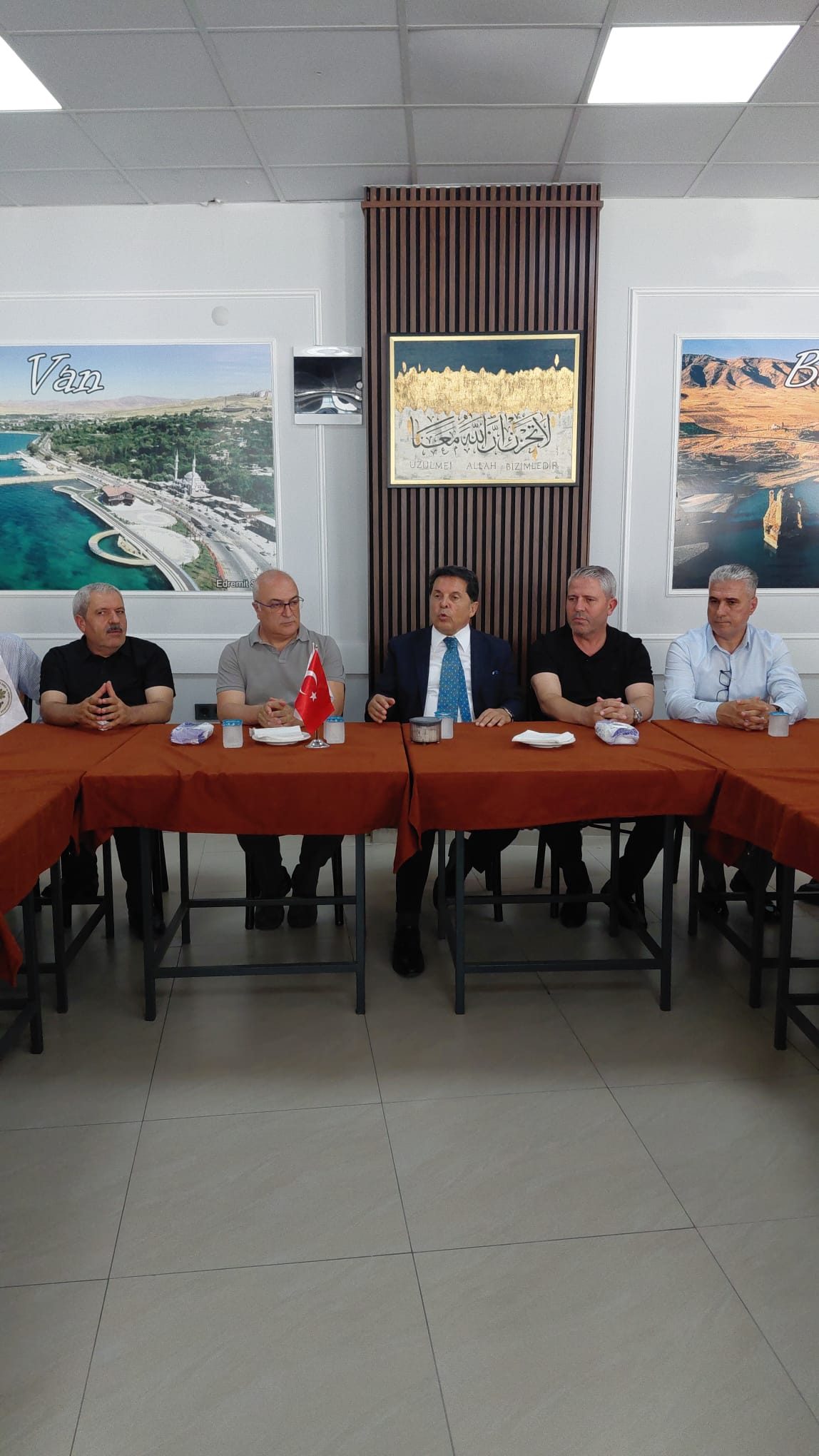 PROF. DR. AHMET ÖZER İNCİRLİOVA’DA DOĞU VE GÜNEYDOĞULULAR DERNEĞİ’Nİ ZİYARET ETTİ