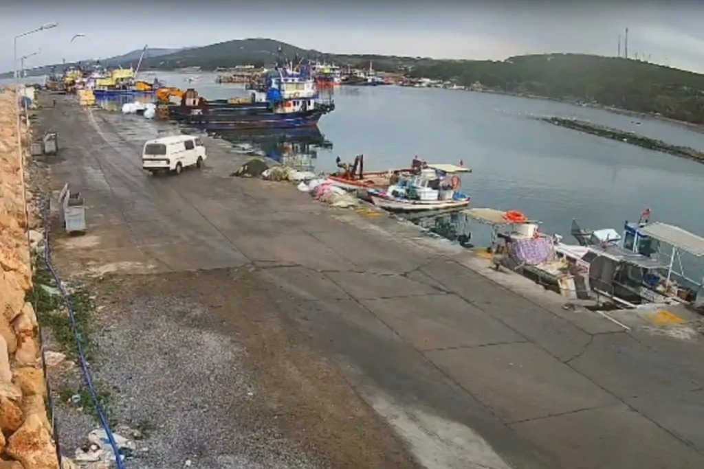 Didim’de Bir Araç Denize Uçtu