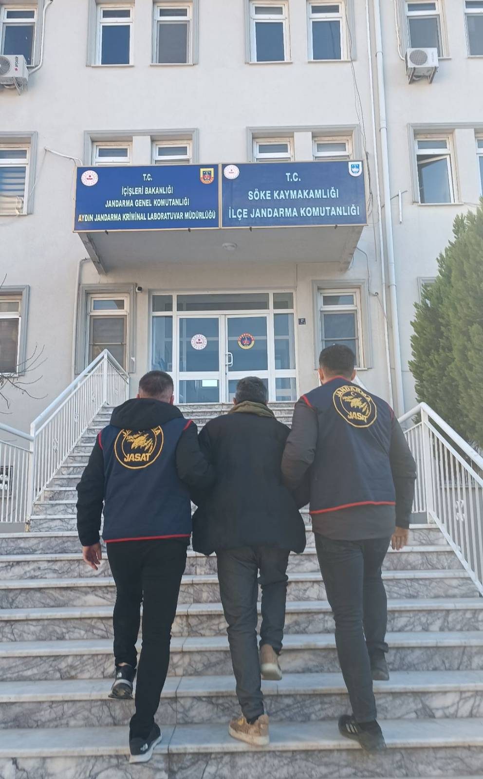 YAKALAMA KARARI OLAN KİŞİ ELE GEÇİRİLDİ