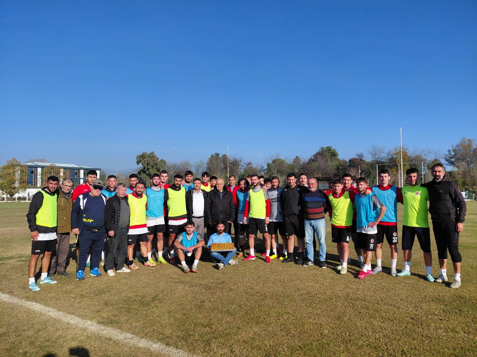 İYİ Parti İncirliova İlçe Teşkilatından İncirliova Belediyespor’a Baklava İkramı