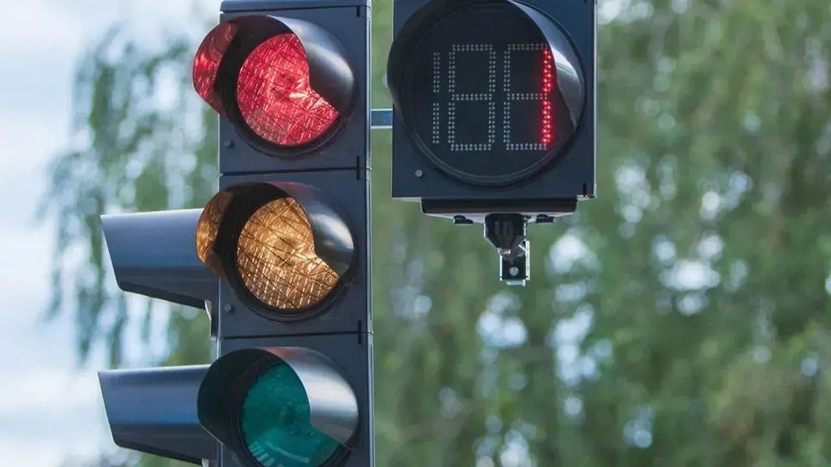 TRAFİK IŞIĞI YOK, İNSAN VAR