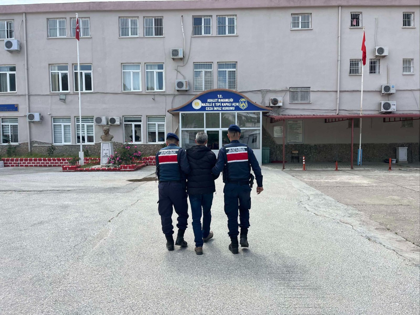HAKKINDA 30 YIL HAPİS OLAN ŞAHIS YAKAYI ELE VERDİ