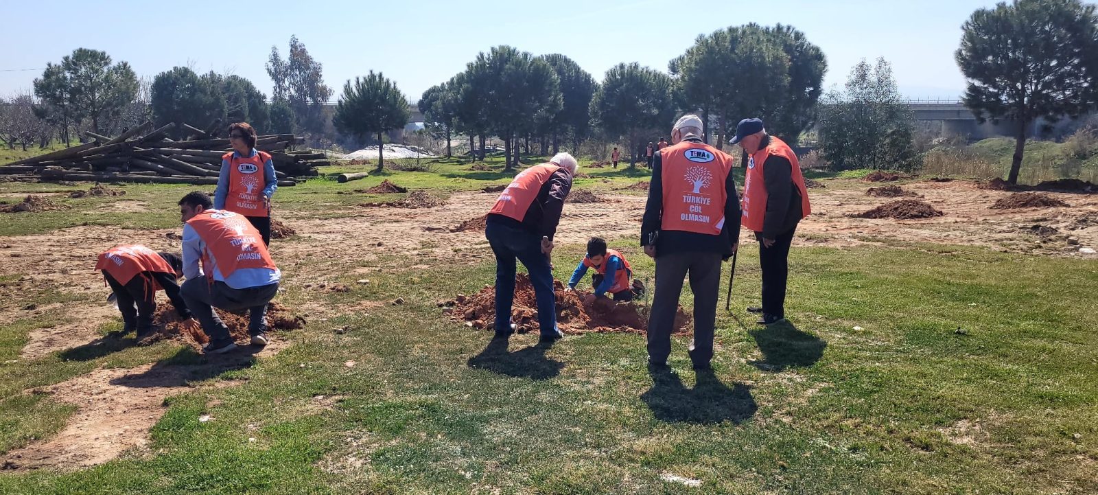 TEMA ÖĞRENCİLERLE DEREAĞZI MAHALLESİNDE AĞAÇ DİKTİ