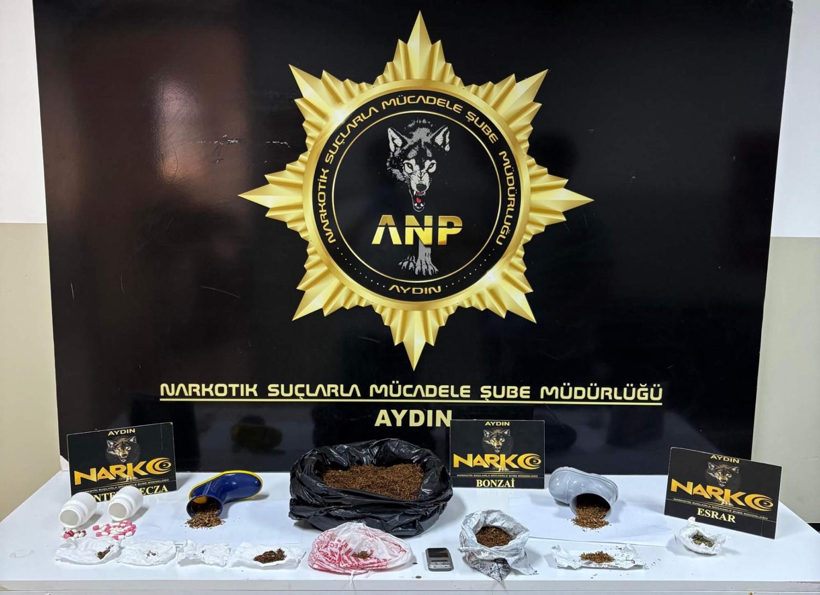 Efeler’de Narkotik Operasyonu: 836 Gram Uyuşturucu ve Hassas Terazi Ele Geçirildi, 3 Şüpheli Tutuklandı