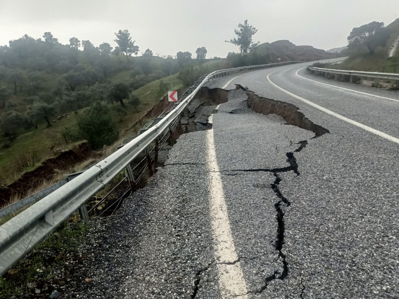 İNCİRLİOVA’DA YAĞIŞLAR YOLU ÇÖKERTTİ: KIRSAL MAHALLELERİ BAĞLAYAN GÜZERGAHTA TEHLİKE
