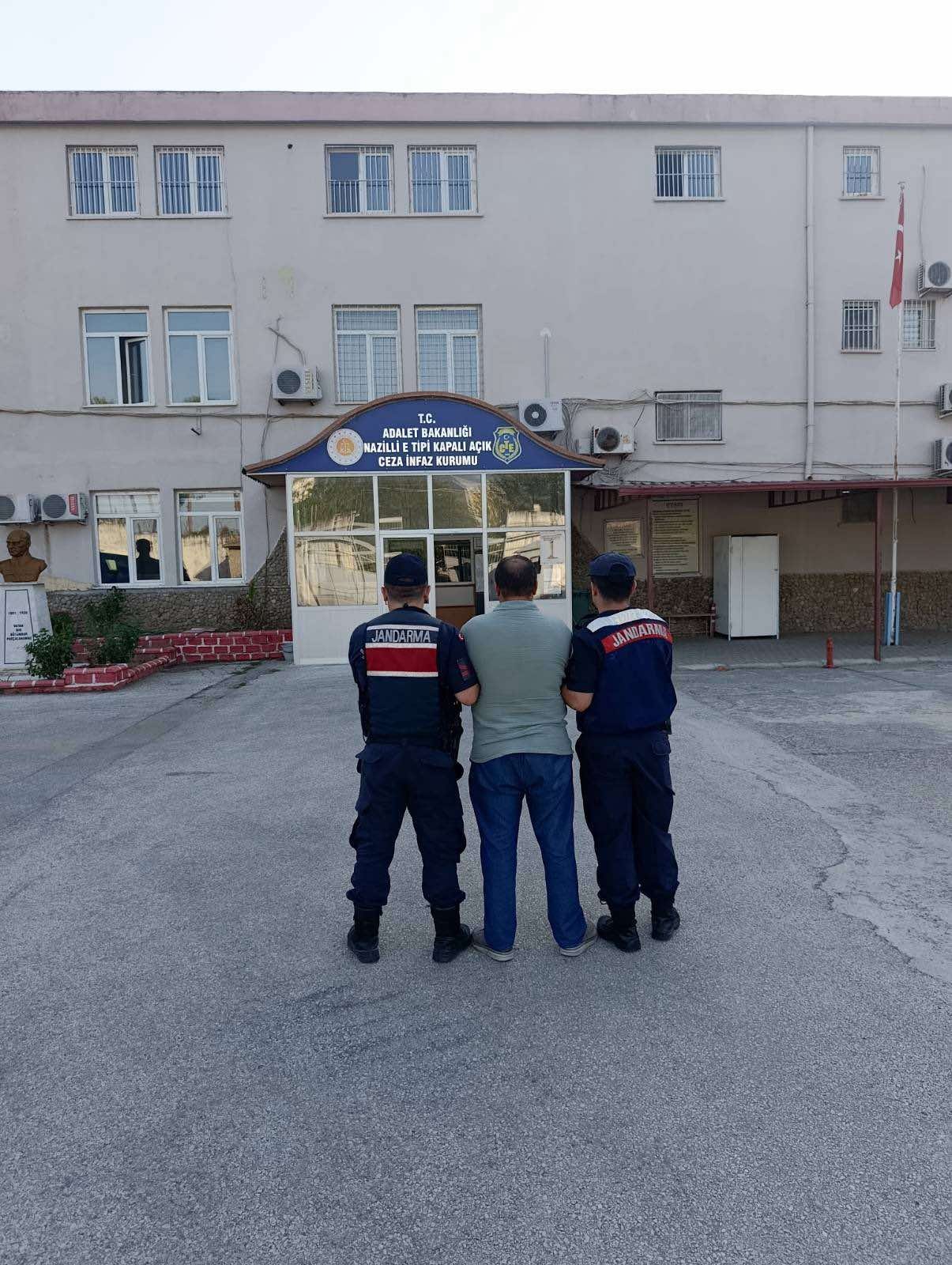 Efeler'de silahla yağma suçundan 21 yıl 6 ay hapis cezası bulunan hükümlü yakalandı