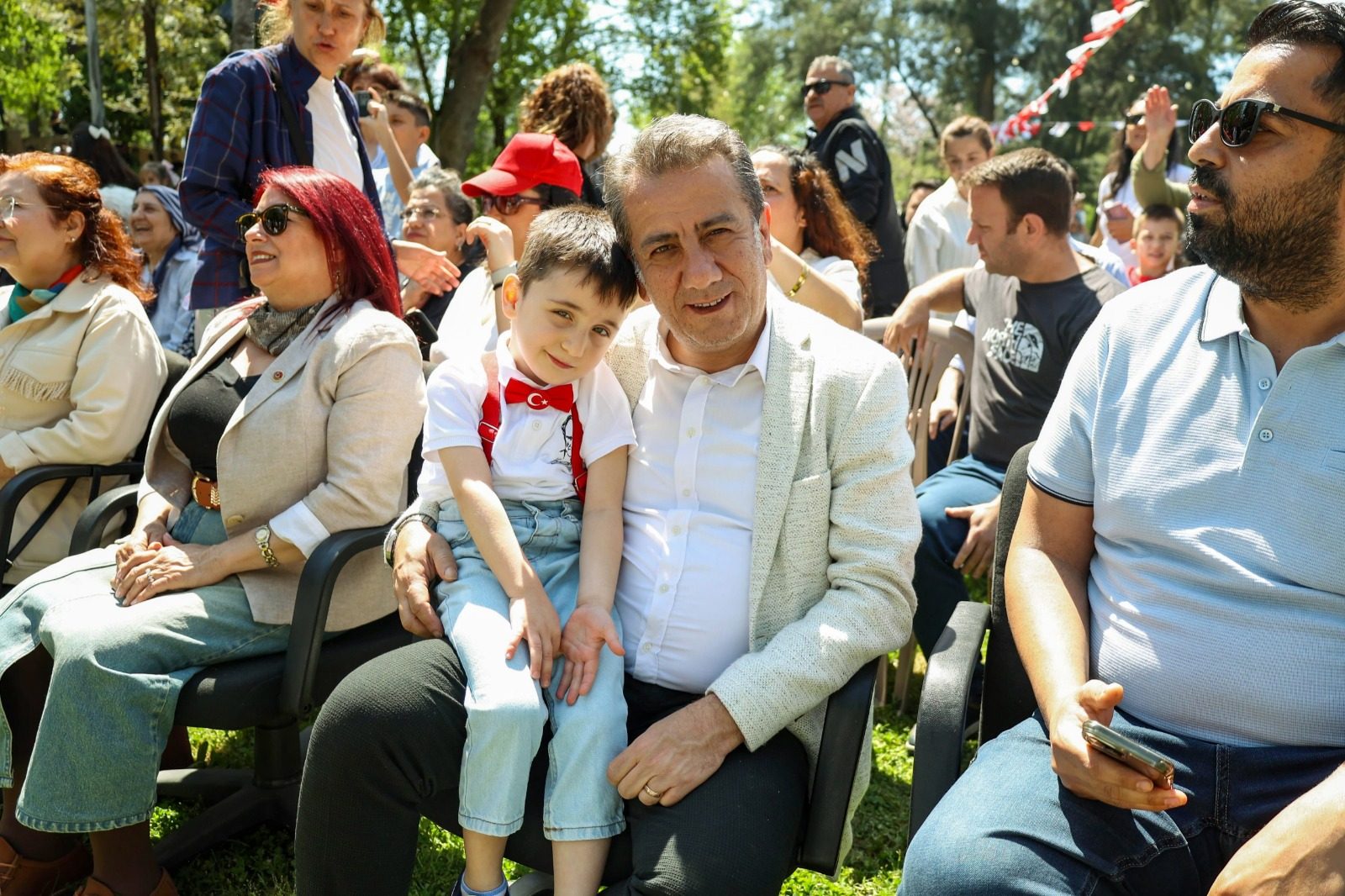 EFELER’İN ÇOCUK ŞENLİĞİ’NE BİNLER AKIN ETTİ