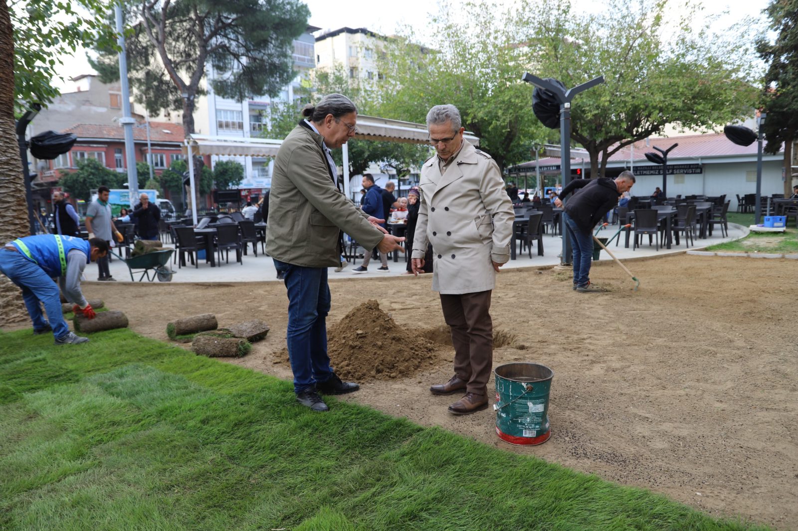 Başkan Ertuğrul Tetik sabah mesaisine sahada başladı