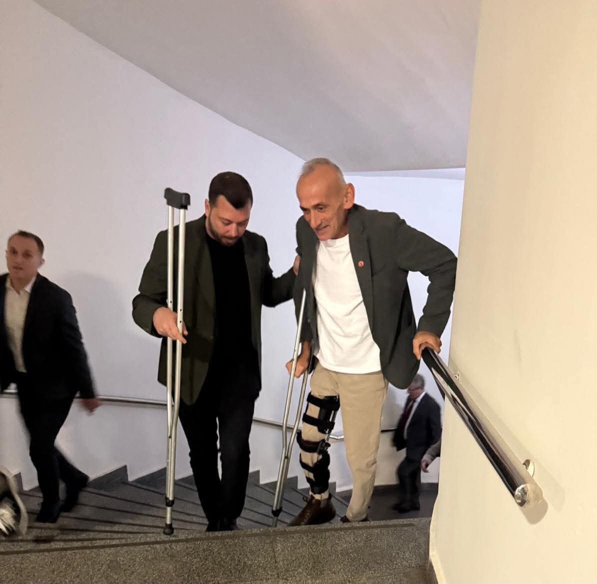 CHP İncirliova Büyükşehir Meclis Üyesi Mehmet Güler, koltuk değneğiyle meclise katıldı