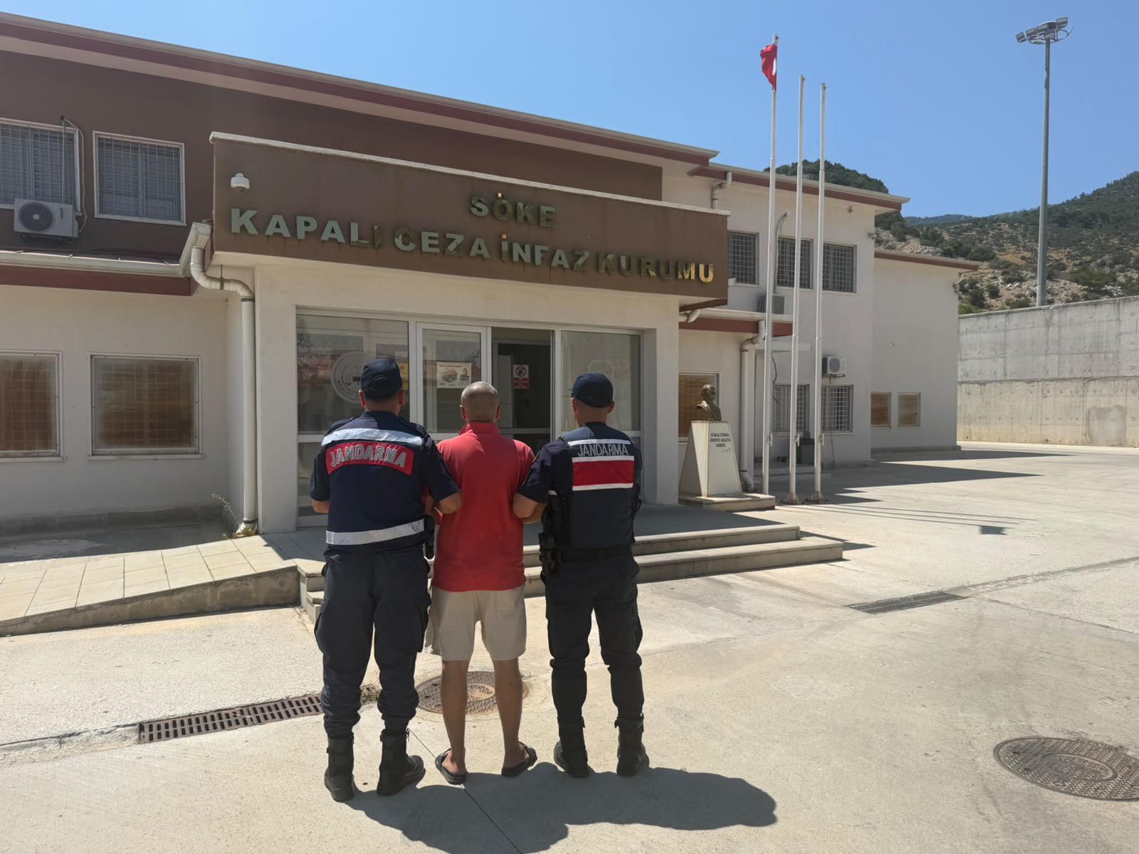 Kuşadası’nda 10 Yıl Hapis Cezası Bulunan Hükümlü Yakalandı