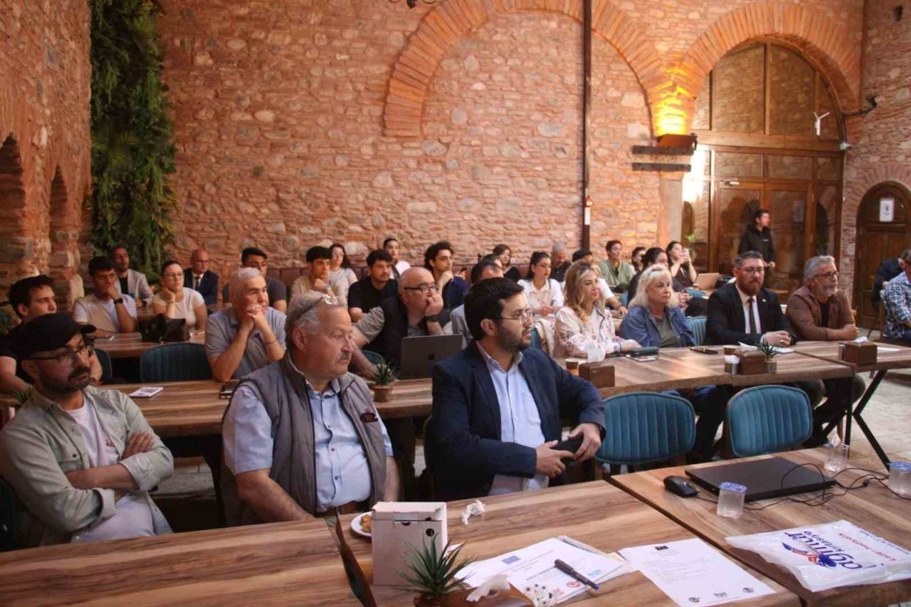 AYDIN’DA GAZETECİLERE DİJİTAL MEDYA VE YAPAY ZEKA EĞİTİMİ