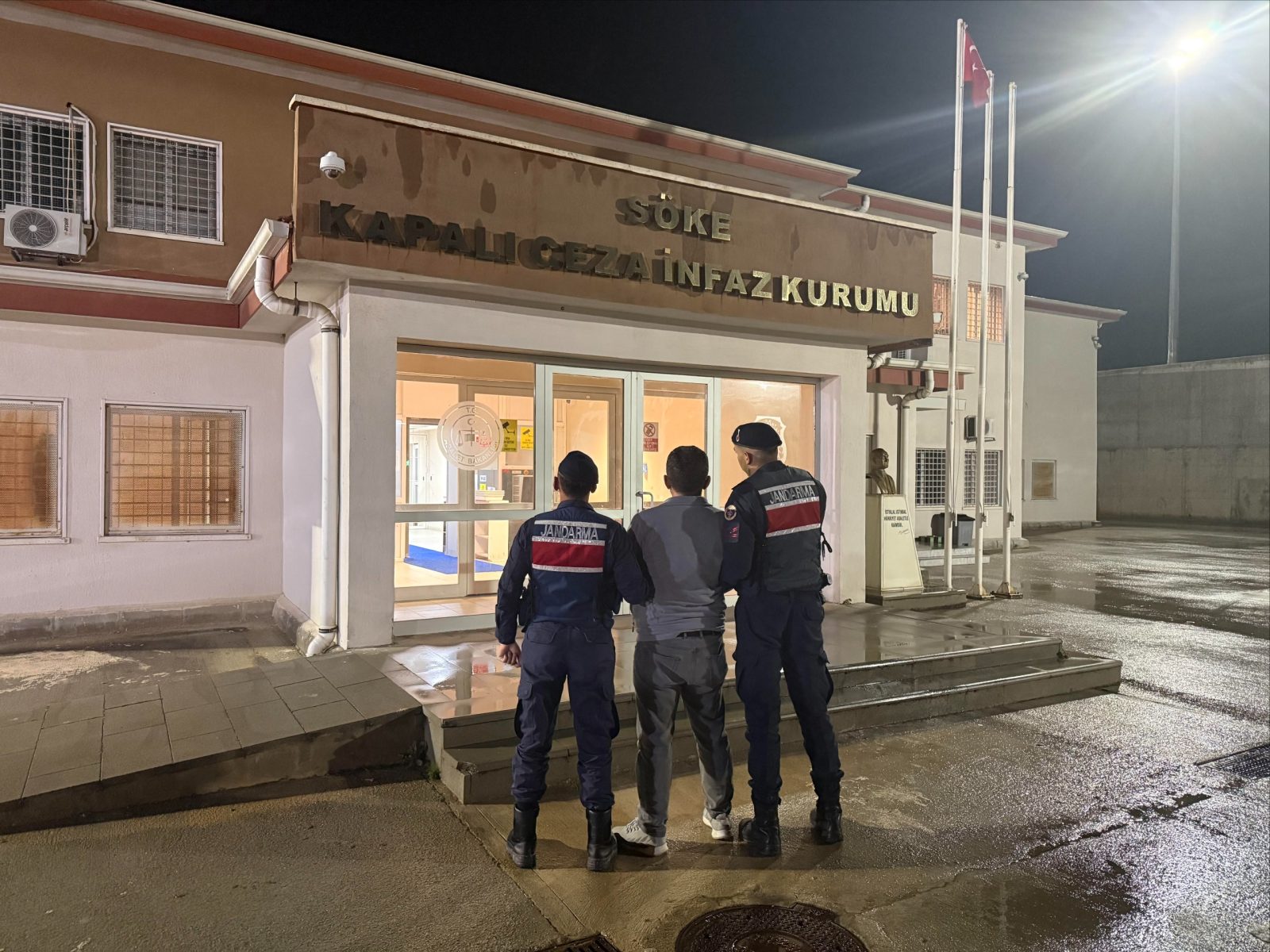 Aydın’da Organizatörlü Göçmen Kaçakçılığı Operasyonu: 32 Düzensiz Göçmen Yakalandı, Organizatör Tutuklandı