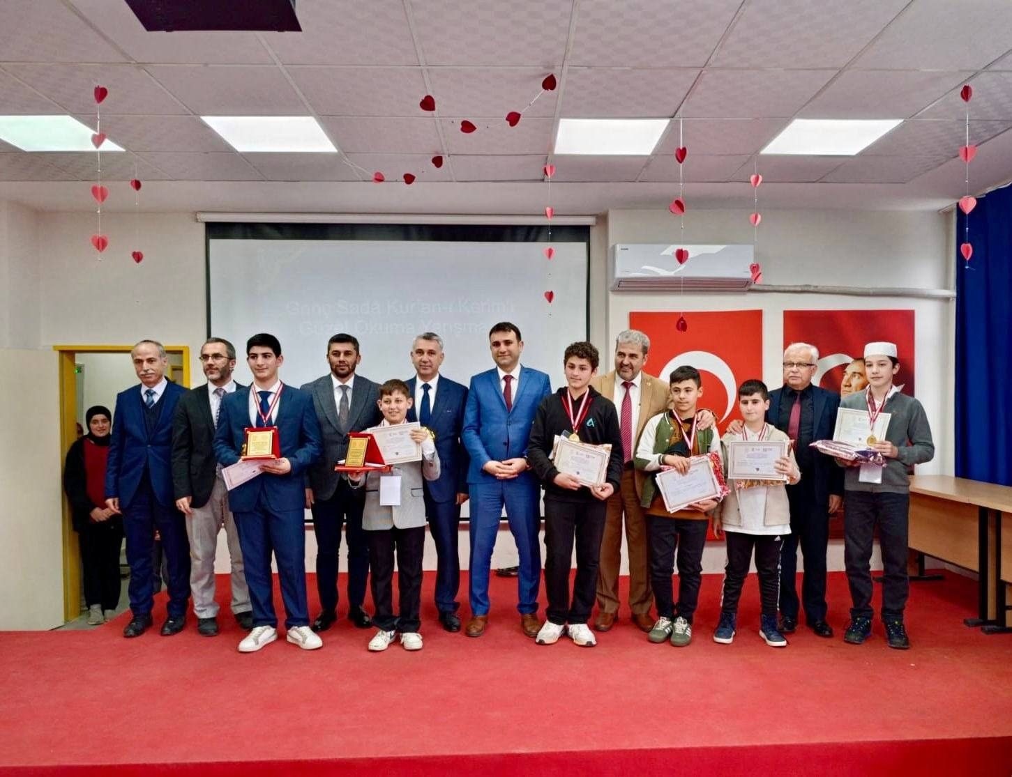 Kaymakam İlhan Abay, Genç Muhafızlar Hafızlık Yarışması’nda Dereceye Giren Öğrencileri Ödüllendirdi