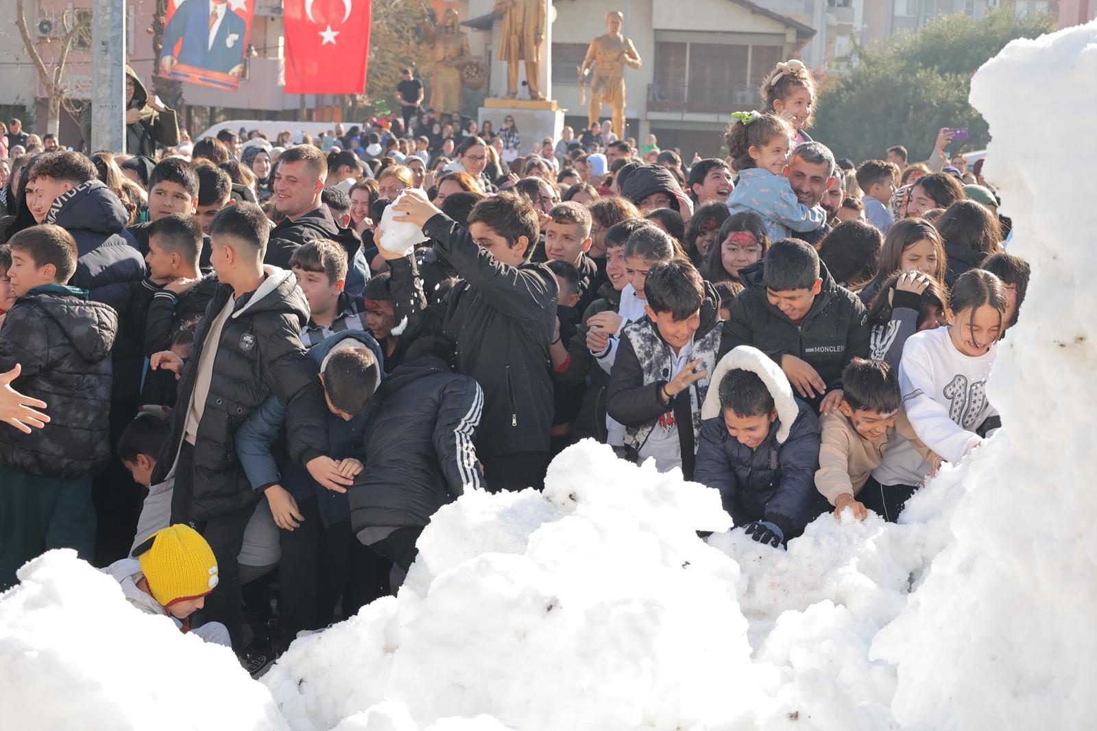 BAŞKAN ZENCİRCİ’DEN ÇOCUKLARA UNUTULMAZ KARNE HEDİYESİ