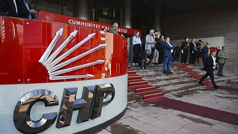 CHP’de Olağanüstü Gece: MYK Acil Toplandı, Parti Genel Merkezi’nde Hareketlilik
