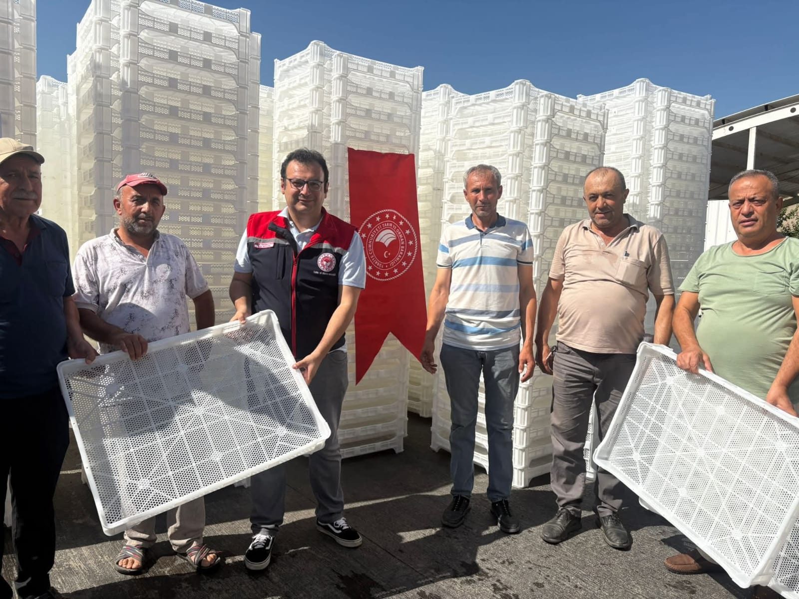 İNCİR ÜRETİCİLERİNE KURUTMA KEREVİTLERİ DAĞITILDI