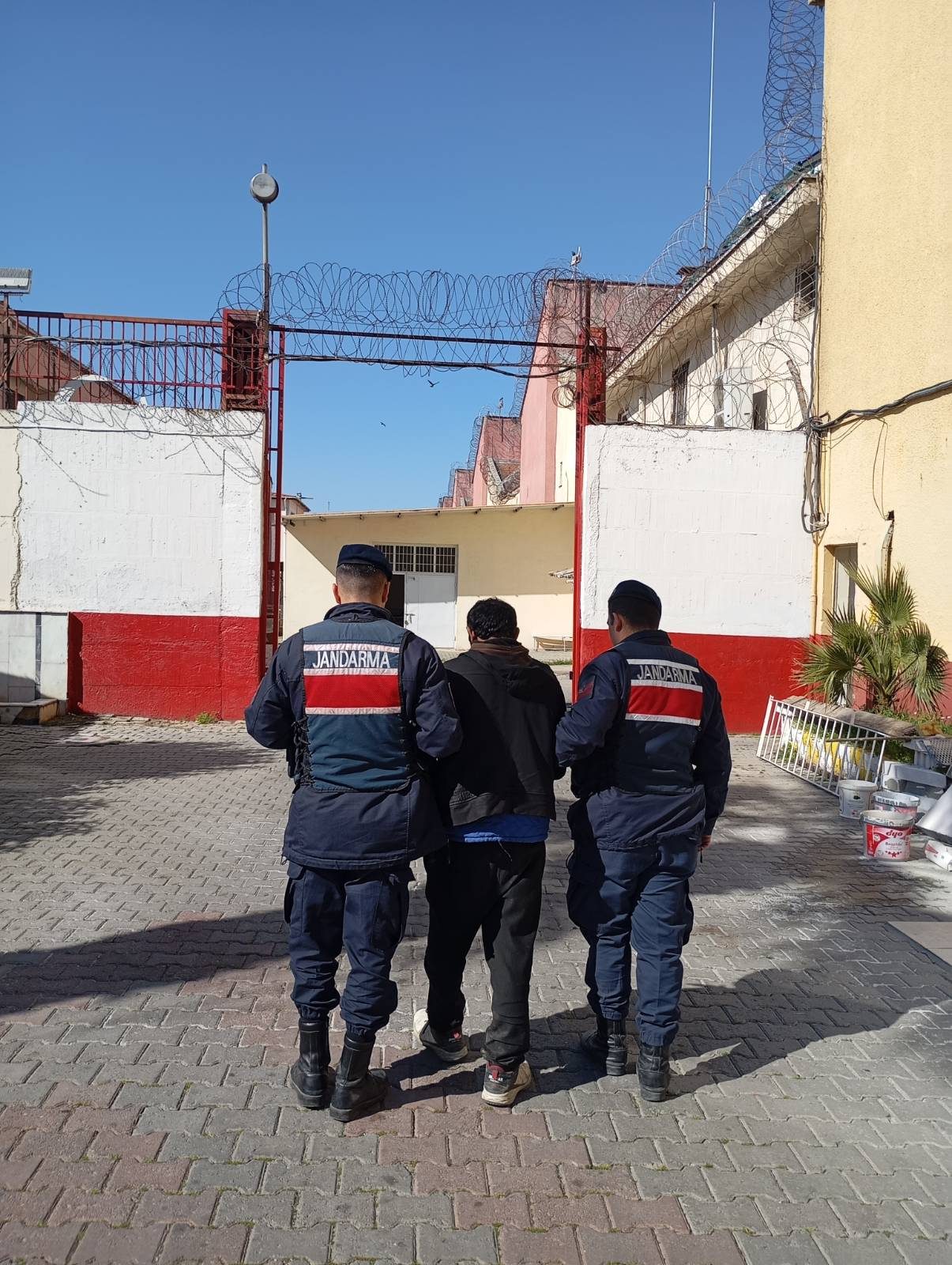 ÇEŞİTLİ SUÇLARDAN ARANAN 35 KİŞİ YAKALANDI