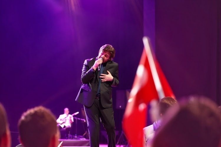 ŞAHİNBEY’DE AHMET ŞAFAK İZDİHAMI: SALONLARA SIĞMADILAR