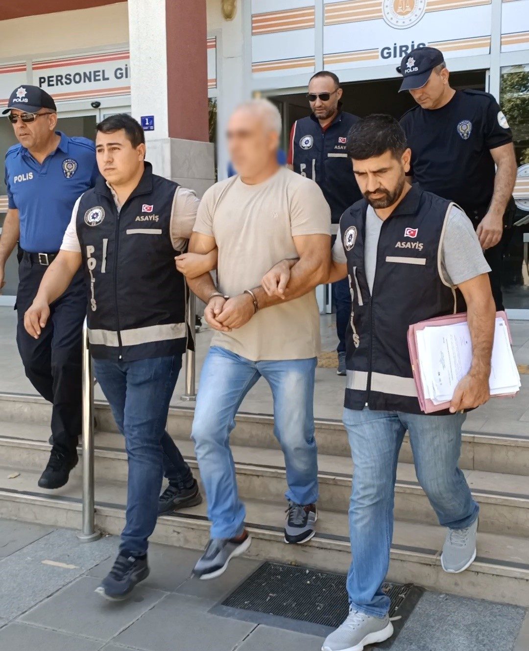 Hakkında 40 yıl hapis cezası bulunan şüpheli, kovalamaca sonucu yakalandı