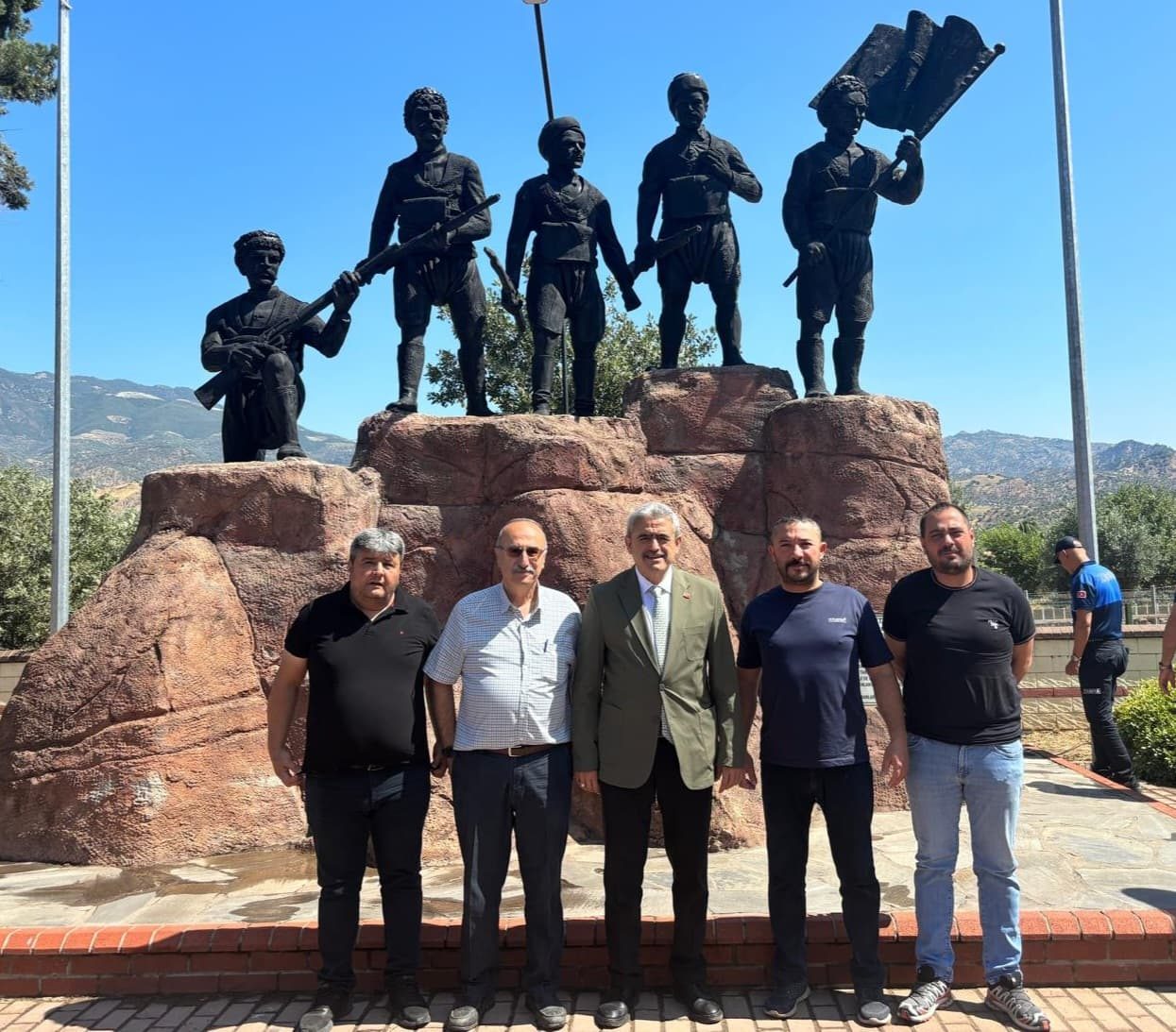 MHP İl Başkanı Alıcık; "Türk milletinin bağımsızlığı yolunda  Aydın Kentimizin kahramanları şehit efelerimizden ve tüm şehitlerimizden Allah razı olsun”