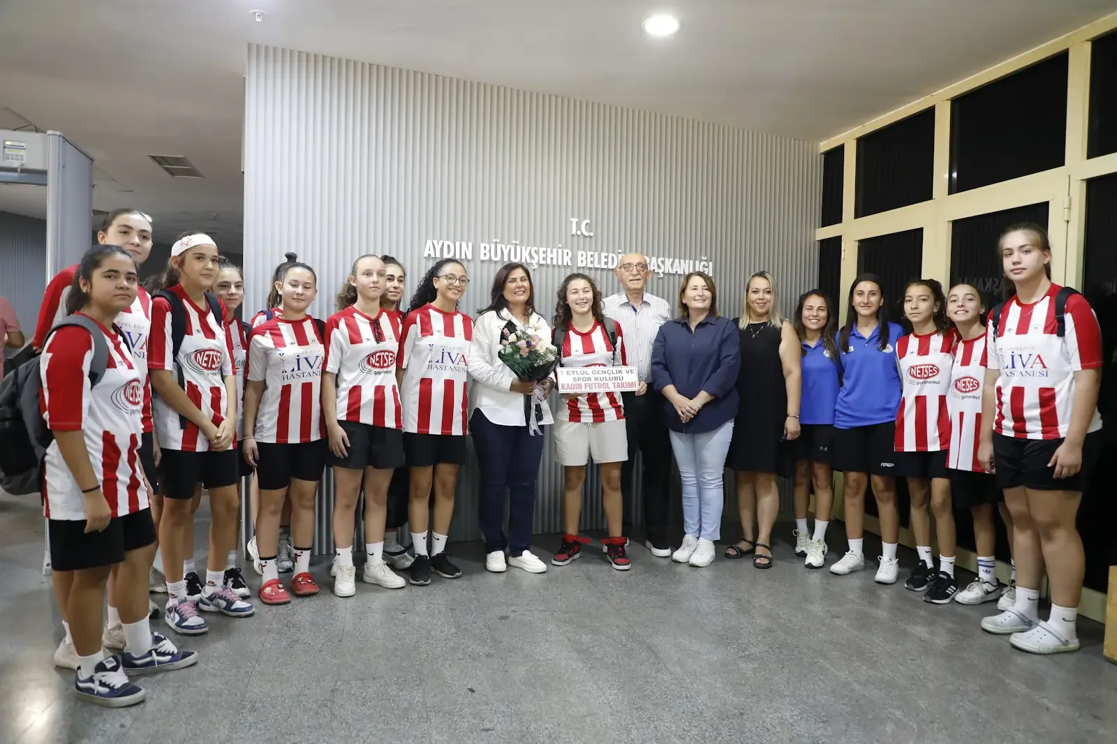 KADIN FUTBOL TAKIMINDAN BAŞKAN ÇERÇİOĞLU’NA ZİYARET