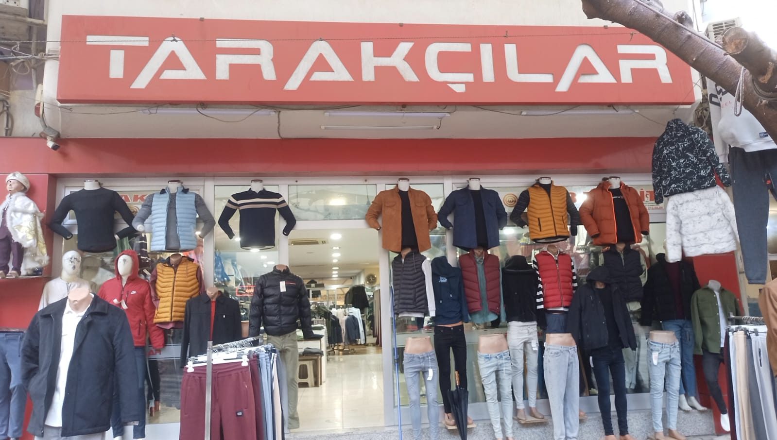 İncirliova’da Üç Kuşaktır Erkek Giyimin Güvencesi: Tarakçılar Erkek Giyim