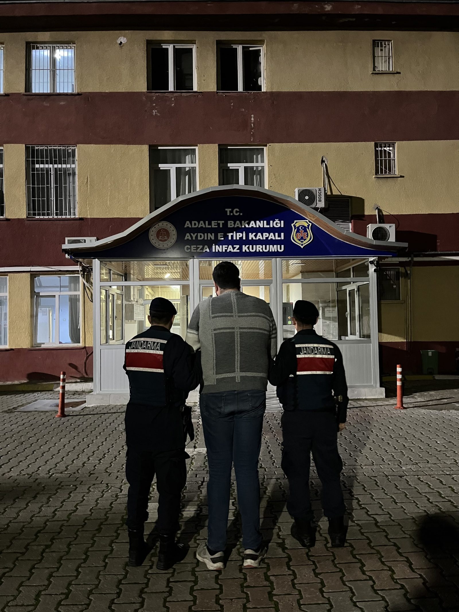 Jandarma  Aydın'da eş zamanlı operasyonda  60 kişi yakaladı