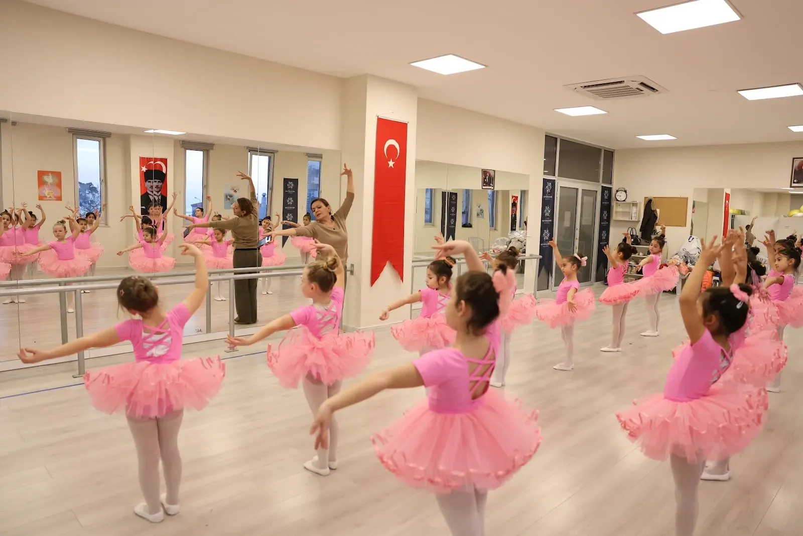 AYDINLI MİNİKLER BAŞKAN ÇERÇİOĞLU’NUN BAŞLATTIĞI ETKİNLİKLER İLE BALE ÖĞRENİYOR