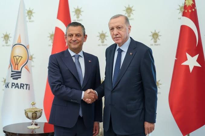 8 yıl sonra bir ilk... Cumhurbaşkanı Erdoğan ile CHP lideri Özgür Özel görüştü
