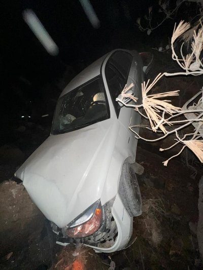 Didim’de  otomobil uçurumdan yuvarlandı