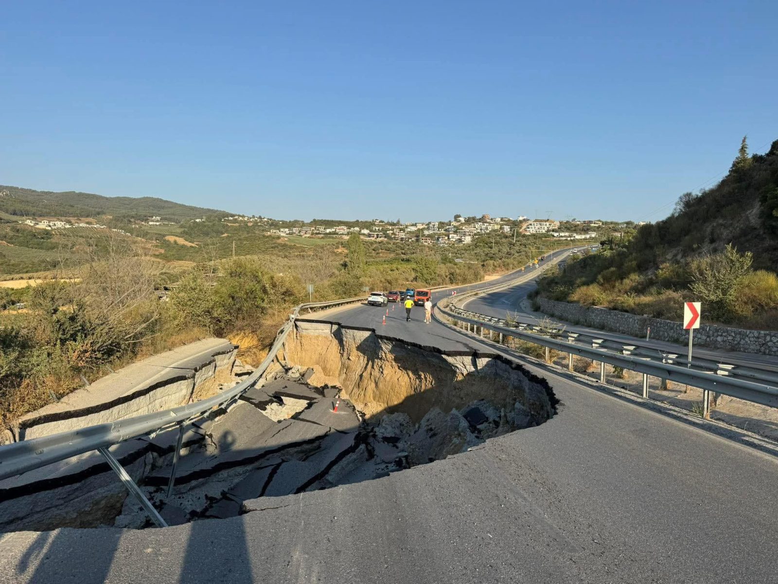 Kuşadası istikameti trafiğe kapandı
